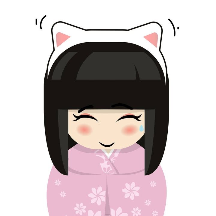 La mascotte Kimono, une kokeshi souriante en kimono à fleurs de sakura